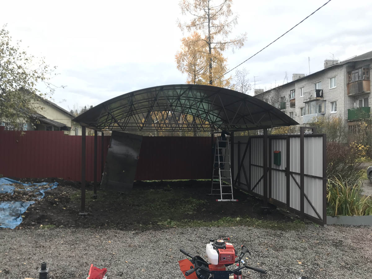 Как выбрать поликарбонат для навеса: толщина, структура и особенности монтажа