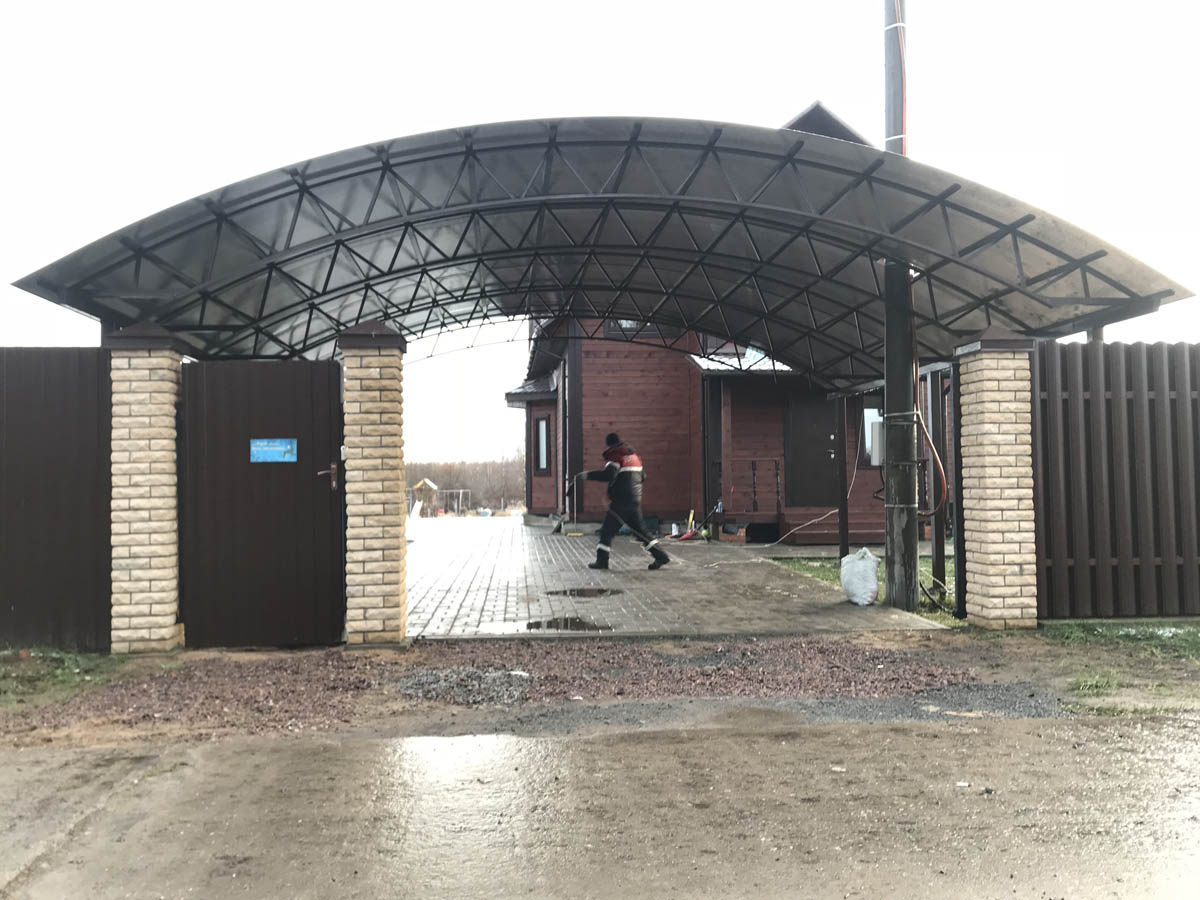 Почему арочный навес выдерживает снег и ветер лучше других конструкций?